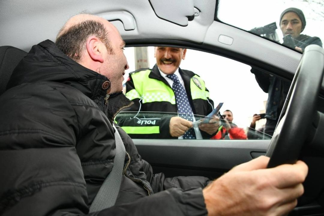 Vali trafik polisi kıyafeti giydi s&uuml;r&uuml;c&uuml;leri uyardı