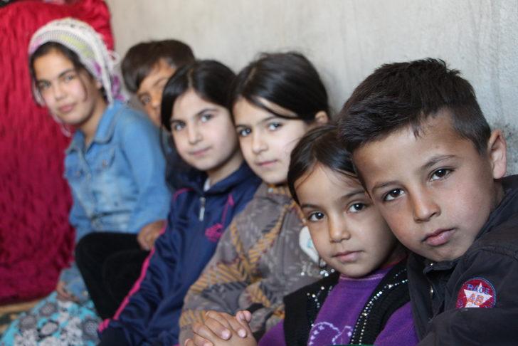 Annesiz, babasız yaşam savaşı! Penceresiz evde yardım bekliyorlar G2