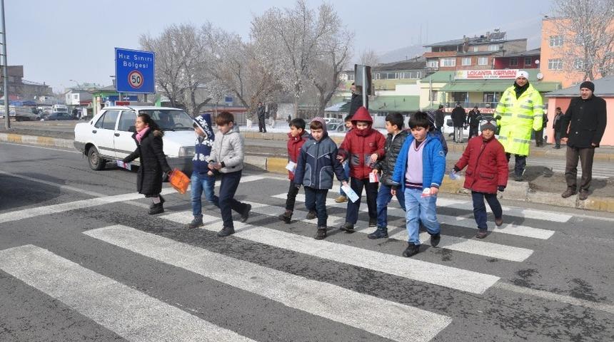 Pasinler Emniyeti&rsquo;nden "&Ouml;ncelik Hayatın, &Ouml;ncelik Yayanın"