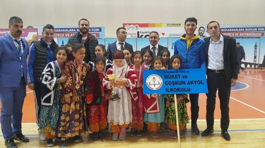 Bağlar Milli Eğitim M&uuml;d&uuml;rl&uuml;ğ&uuml; ekipleri halk oyunlarında g&ouml;z doldurdu