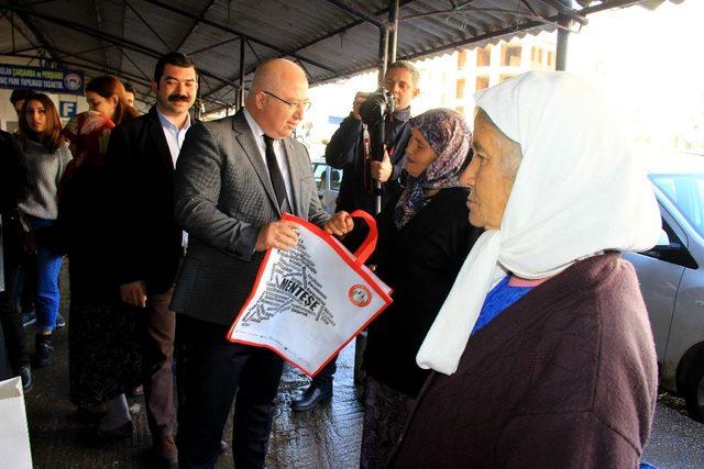 Menteşe Belediyesinden ‘Çevre Dostu Bez Çanta’ dağıtımı