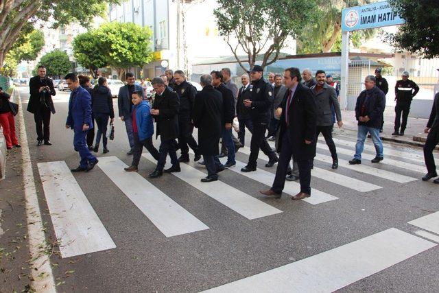 Antalya’da ’Öncelik Hayatın Öncelik Yayanın’ uygulaması