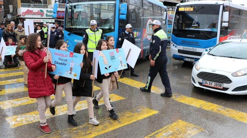 &Ouml;ğrenciler s&uuml;r&uuml;c&uuml;leri uyardı