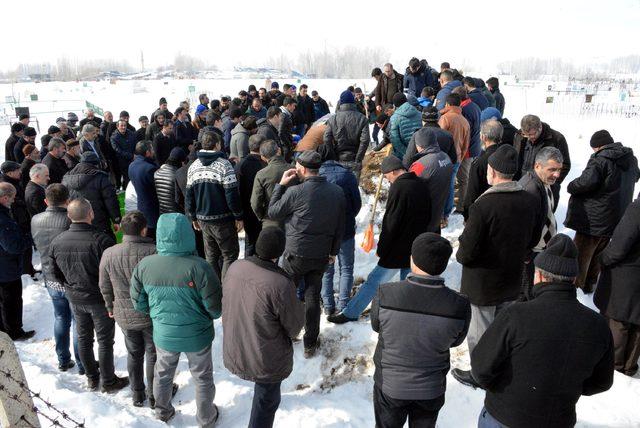 Okulun önünde bıçaklanarak öldürülen genç, toprağa verildi
