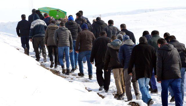 Okulun önünde bıçaklanarak öldürülen genç, toprağa verildi