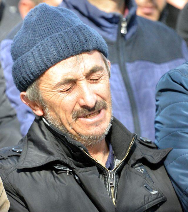 Okulun önünde bıçaklanarak öldürülen genç, toprağa verildi