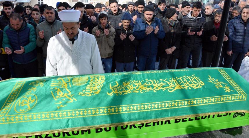 Okulun &ouml;n&uuml;nde bı&ccedil;aklanarak &ouml;ld&uuml;r&uuml;len gen&ccedil;, toprağa verildi