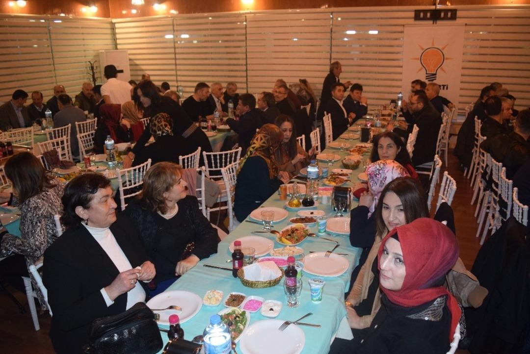 AK Parti Aliağa İl&ccedil;e Teşkilatı dayanışma yemeğinde buluştu