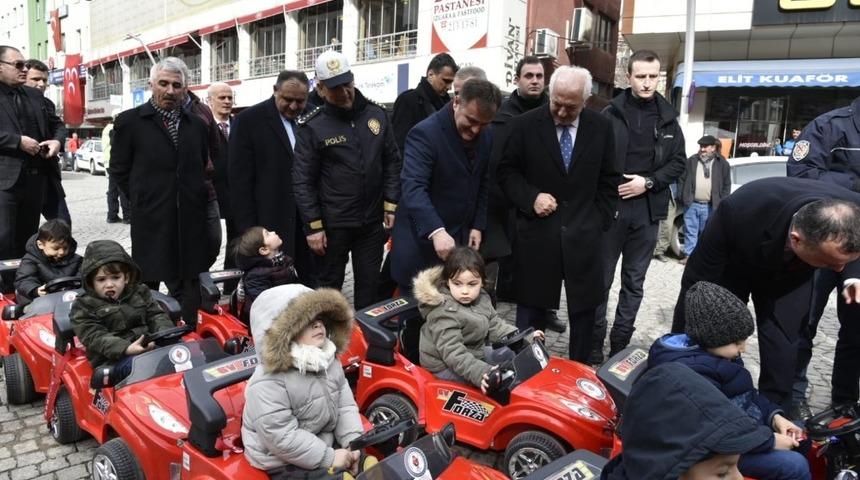 G&uuml;m&uuml;şhane&rsquo;de "&Ouml;ncelik yayanın, &ouml;ncelik hayatın" etkinliğinde minikler ak&uuml;l&uuml; arabalara bindi