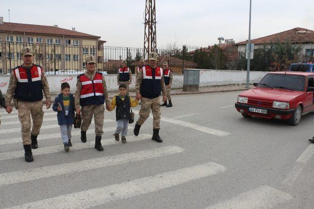 Malatya jandarmasından ‘Yaya öncelikli’ trafik uygulaması