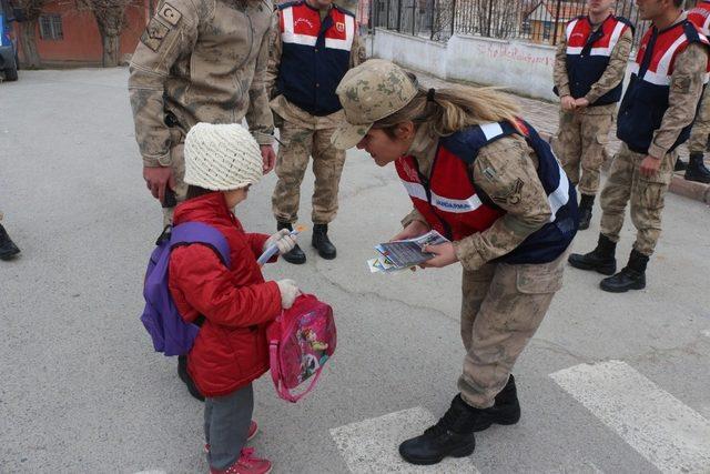 Malatya jandarmasından ‘Yaya öncelikli’ trafik uygulaması