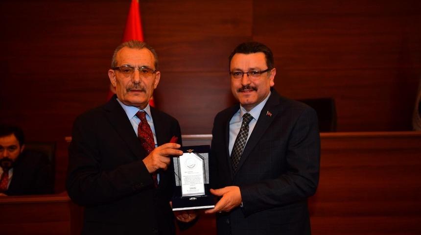 Gen&ccedil;, belediye meclis &uuml;yelerine plaket takdim etti