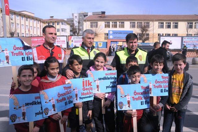 Cizre’de yaya öncelikli trafik uygulaması başlatıldı