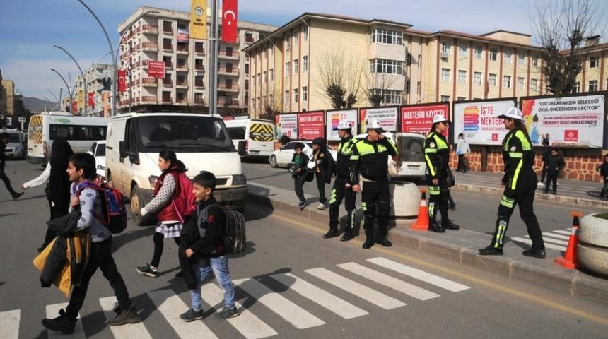 Cizre&rsquo;de yaya &ouml;ncelikli trafik uygulaması başlatıldı