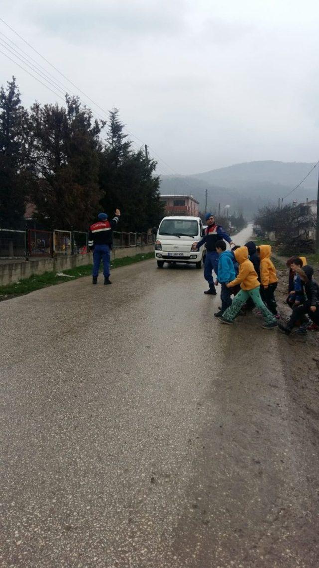 Jandarma köy okul önlerinde ’Öncelik hayatın, öncelik yayanın’ uygulaması yaptı