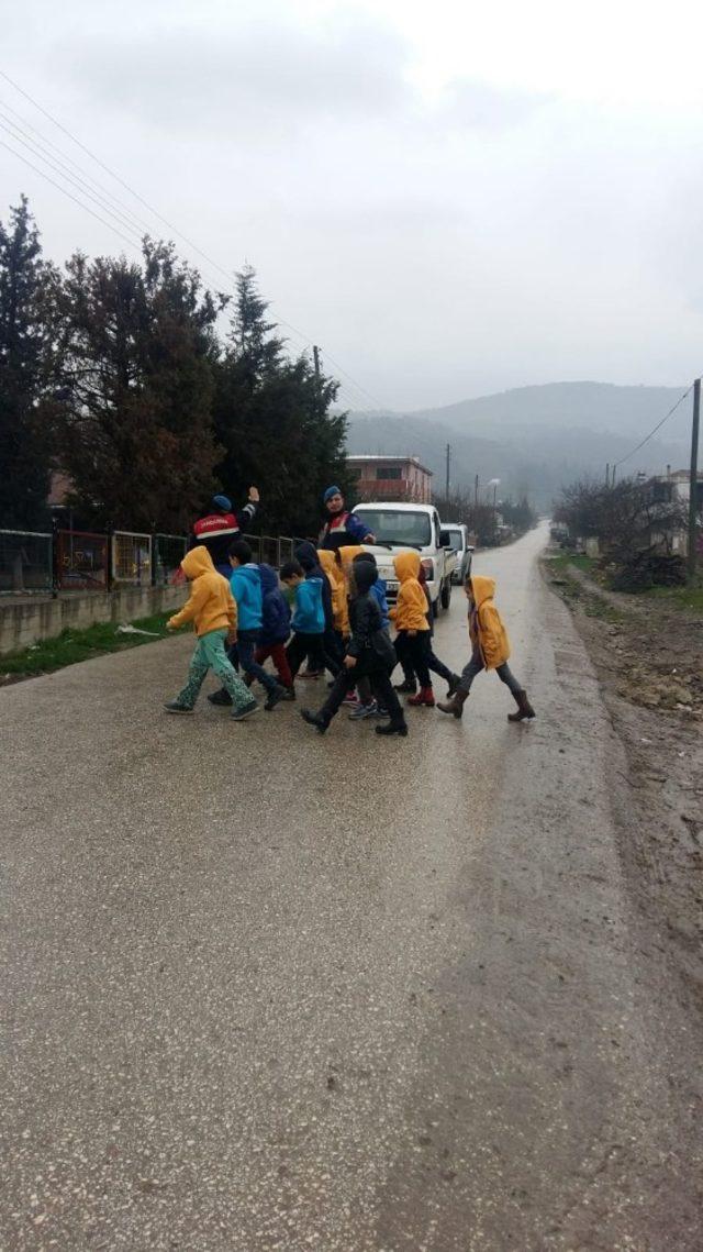 Jandarma köy okul önlerinde ’Öncelik hayatın, öncelik yayanın’ uygulaması yaptı