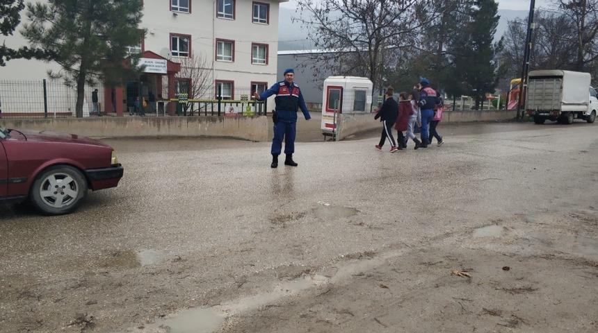 Jandarma k&ouml;y okul &ouml;nlerinde &rsquo;&Ouml;ncelik hayatın, &ouml;ncelik yayanın&rsquo; uygulaması yaptı