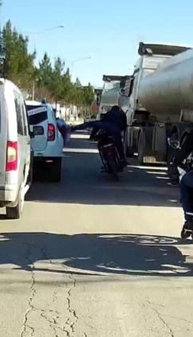 Öğretmene tekme atan motosikletli, bu kez düğün konvoyuna saldırdı