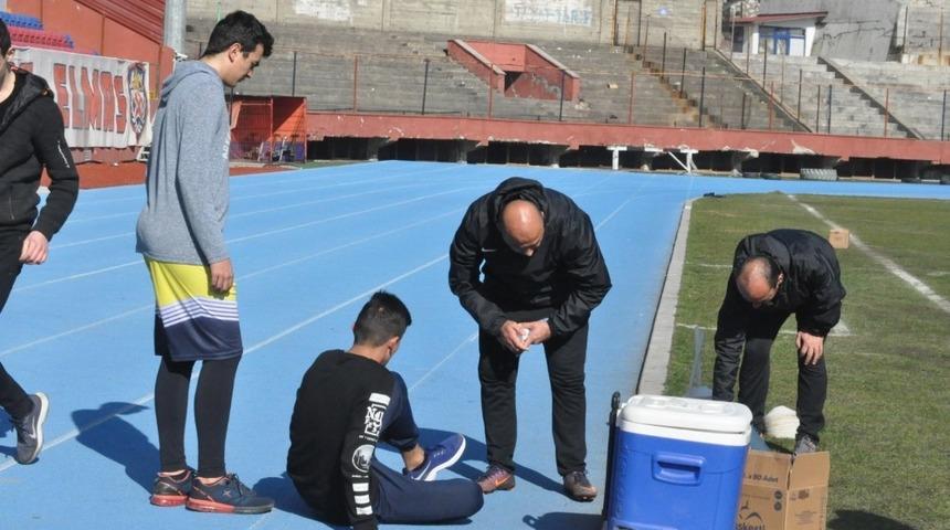 Yere yığılan gencin yardımına mas&ouml;r koştu