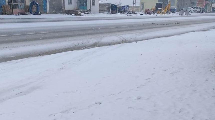 Ak&ccedil;adağ&rsquo;da Kar yağışı etkili oluyor