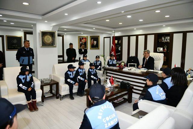 Beypazarı&rsquo;nda &ccedil;ocuk zabıtalar iş başında 2