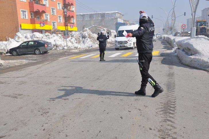 Yüksekova’da ’’Trafikte farkındalık’’ etkinliği G2