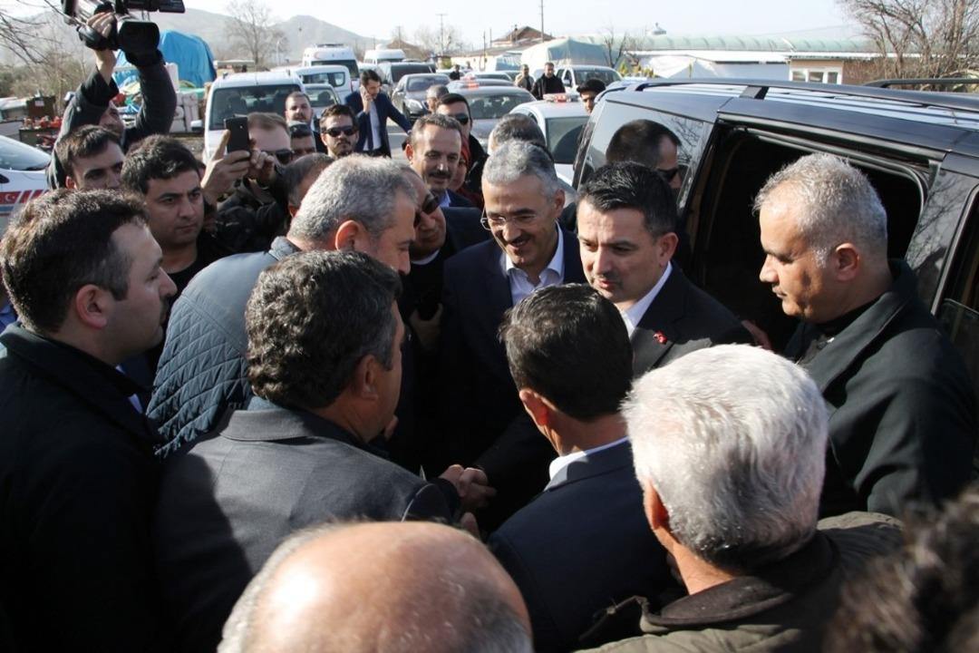 Bakan Pakdemirli&rsquo;den &Ouml;demiş ve Tire&rsquo;ye 14 Şubat hediyesi