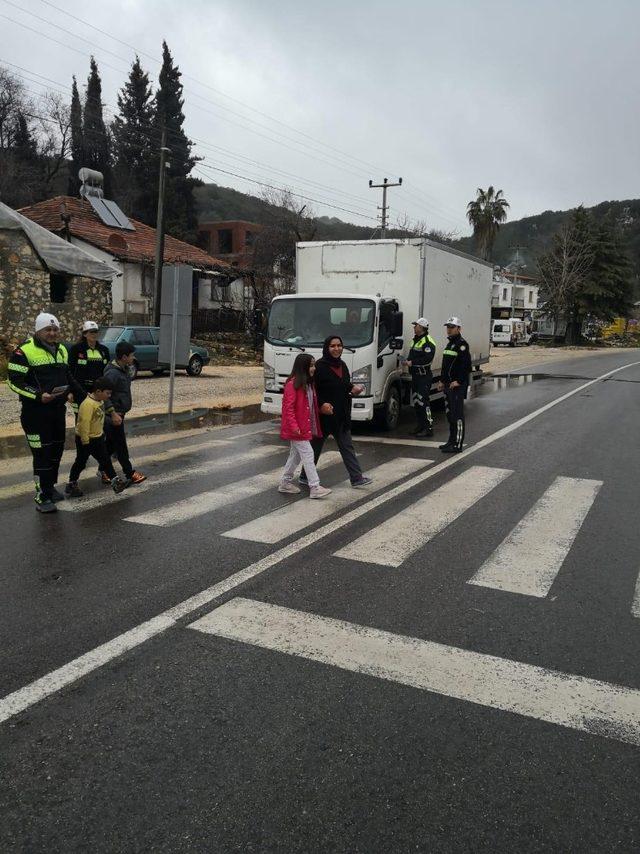 Kaş’ta yaya önceliği uygulaması