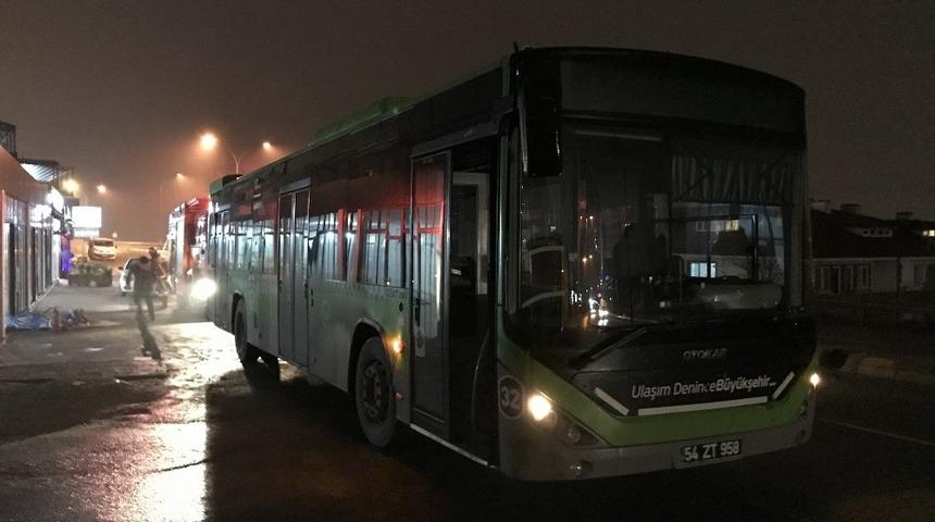 Seyir halindeki otob&uuml;s&uuml;n motor kısmında yangın &ccedil;ıktı