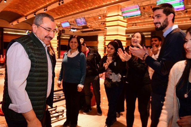 AK Parti Ataşehir Belediye Başkan Adayı İsmail Erdem gençlerle bowling turnuvasına katıldı