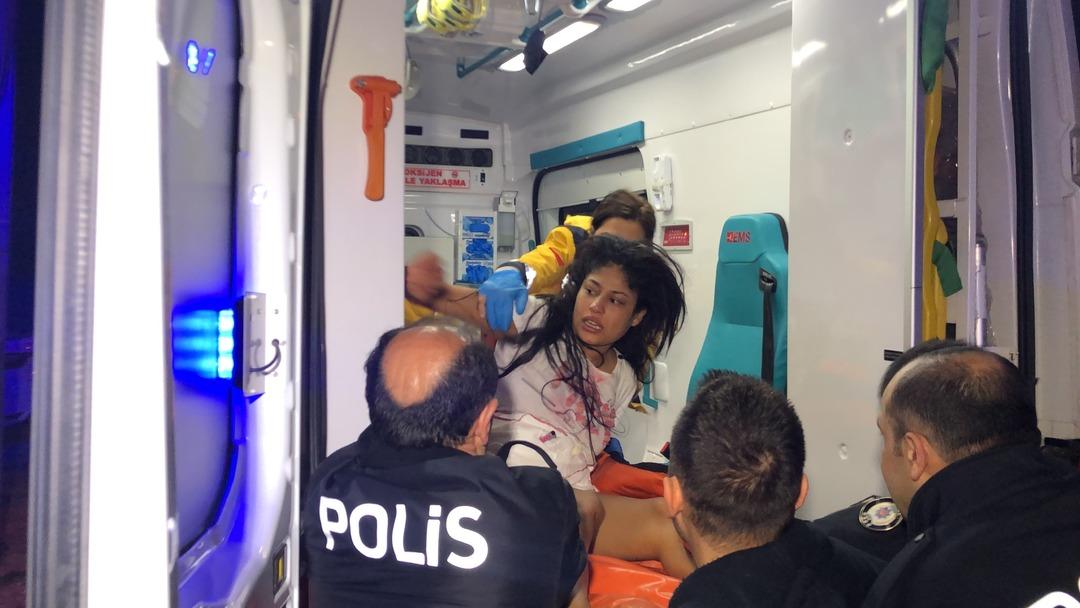 Erkek arkadaşını eve &ccedil;ağırdıktan sonra olanlar oldu! Hastaneye b&ouml;yle g&ouml;t&uuml;r&uuml;ld&uuml;