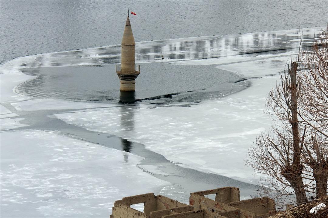 T&uuml;m k&ouml;y su altında kalmıştı! Evler yeniden ortaya &ccedil;ıktı