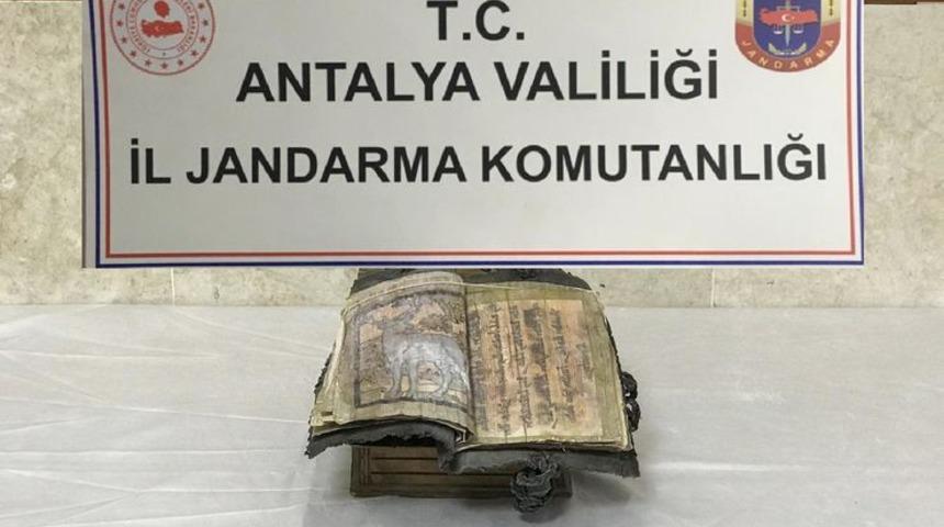 1700 yıllık kitabı 500 bin Euro’ya satmaya çalışırken yakalandılar