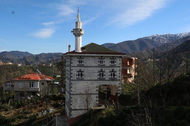 Cami yolun üzerine yapılınca çözümü de böyle buldular
