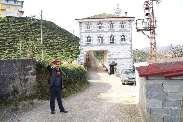 Cami yolun üzerine yapılınca çözümü de böyle buldular