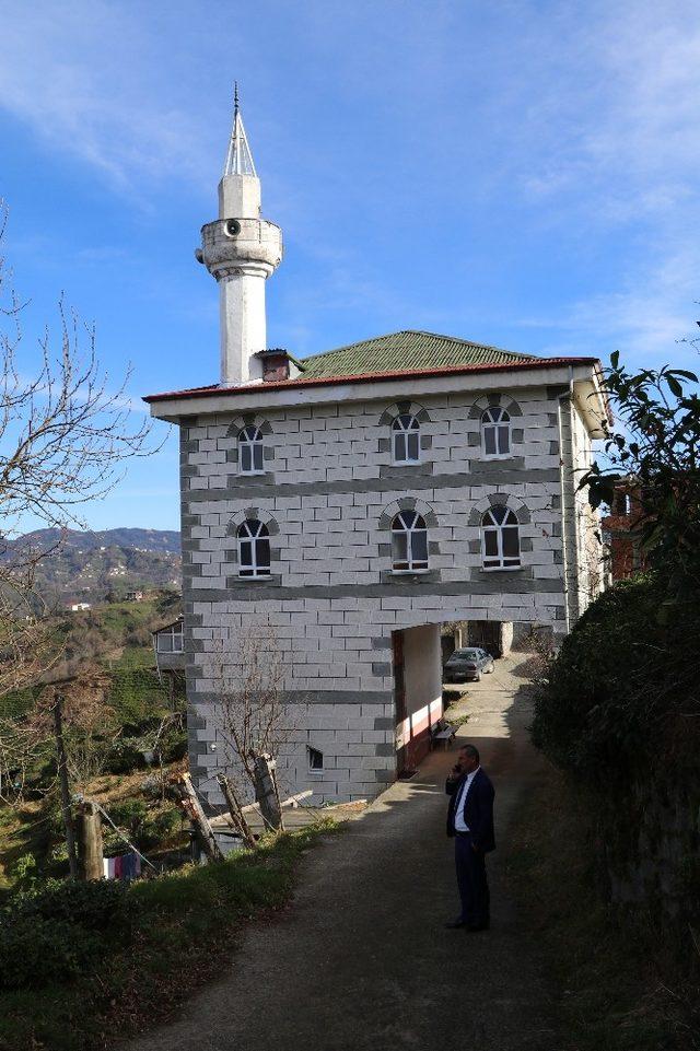 Cami yolun üzerine yapılınca çözümü de böyle buldular