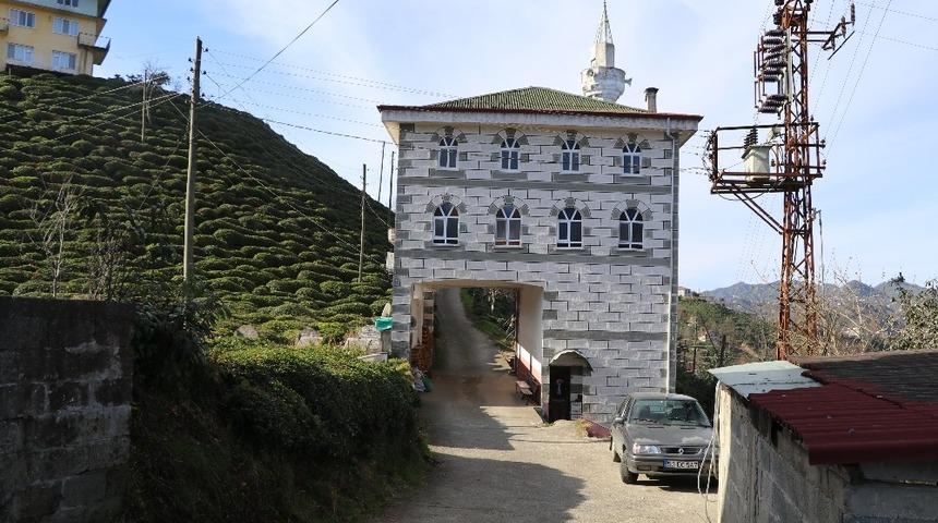 Cami yolun &uuml;zerine yapılınca &ccedil;&ouml;z&uuml;m&uuml; de b&ouml;yle buldular