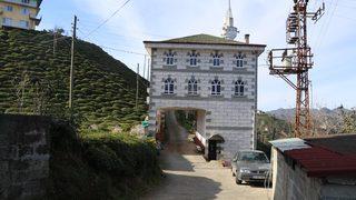 Rize'de ilginç görüntü! Cami yolun üzerine yapılınca çözümü de böyle buldular