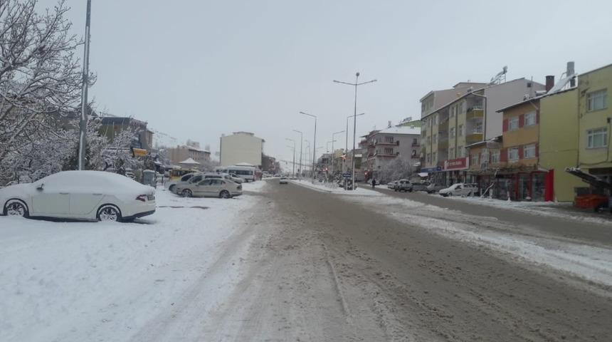 Sivas&rsquo;ta kar 120 k&ouml;y yolunu ara&ccedil; ulaşımına kapattı