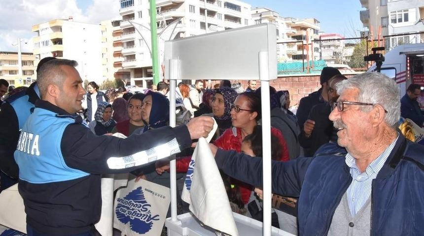 Aliağa&rsquo;da &ccedil;evre dostu bez &ccedil;antaların dağıtımı devam ediyor