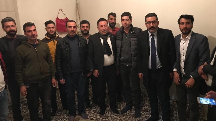 Gezer, y&ouml;netim &uuml;yeleri ile birlikte ev gezilerini s&uuml;rd&uuml;r&uuml;yor