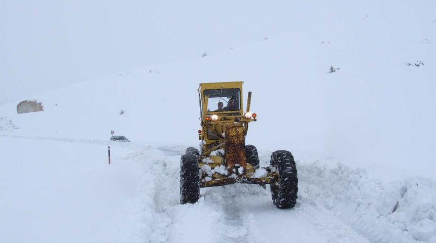 Adıyaman'da 63 k&ouml;y yolu kardan kapandı