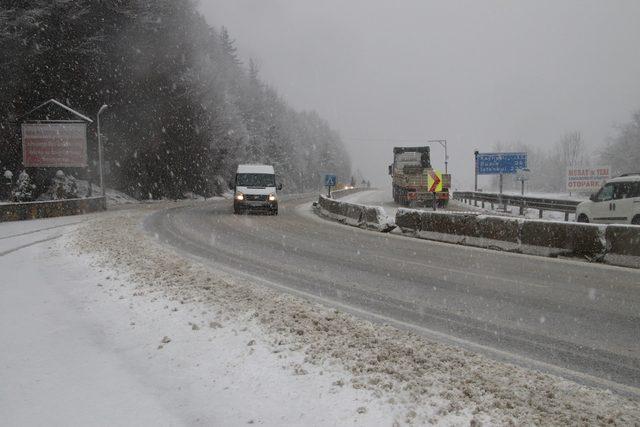 Bolu Dağı'nda kar yağışı ulaşımı etkiledi