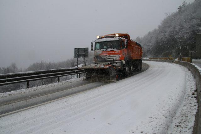 Bolu Dağı'nda kar yağışı ulaşımı etkiledi