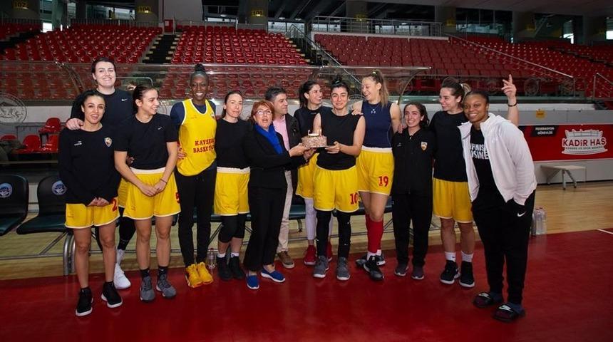 Gamze Takmaz&rsquo;a s&uuml;rpriz doğum g&uuml;n&uuml; kutlaması