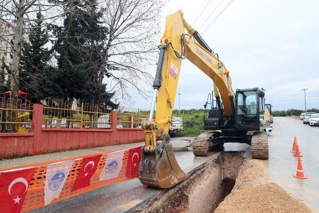 Kocamaz, Mezitli’de açılış yaptı, temel attı