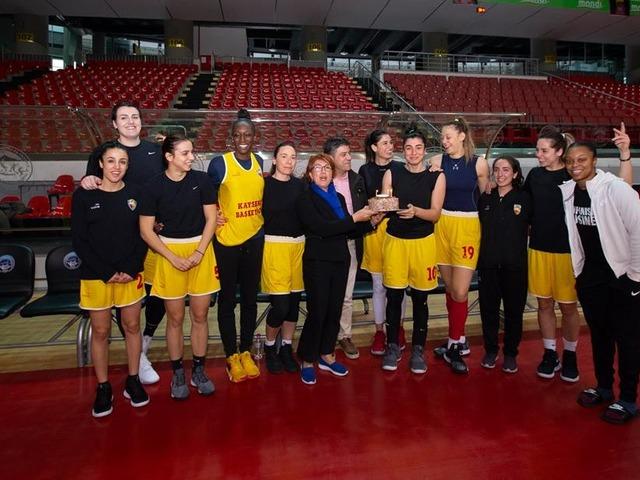 Gamze Takmaz’a sürpriz doğum günü kutlaması