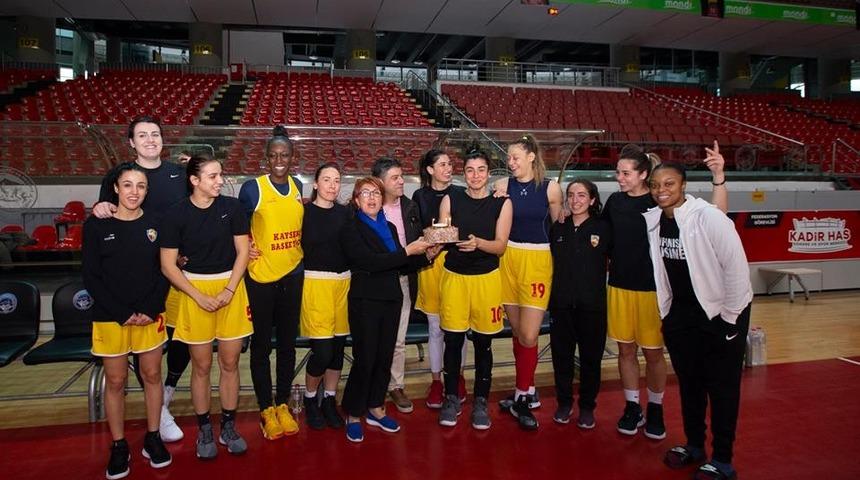 Gamze Takmaz’a sürpriz doğum günü kutlaması