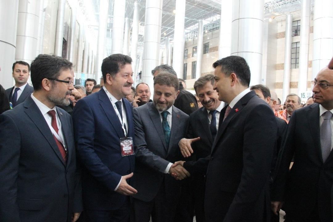 Bakan Pakdemirli elektrikli trakt&ouml;r&uuml;n yakında g&ouml;r&uuml;c&uuml;ye &ccedil;ıkacağını a&ccedil;ıkladı