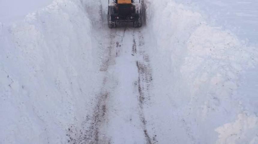 Kardan tepeler yarılarak yollar a&ccedil;ılıyor